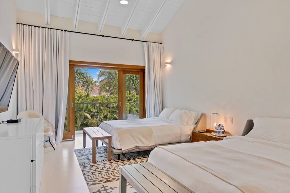 Modern Oasis Stunning Views of Golf Course River