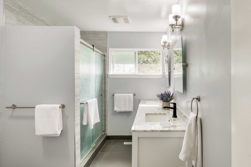 Modern Sonoma Stay w/ Spacious Deck, Views & Prime Location Bennett