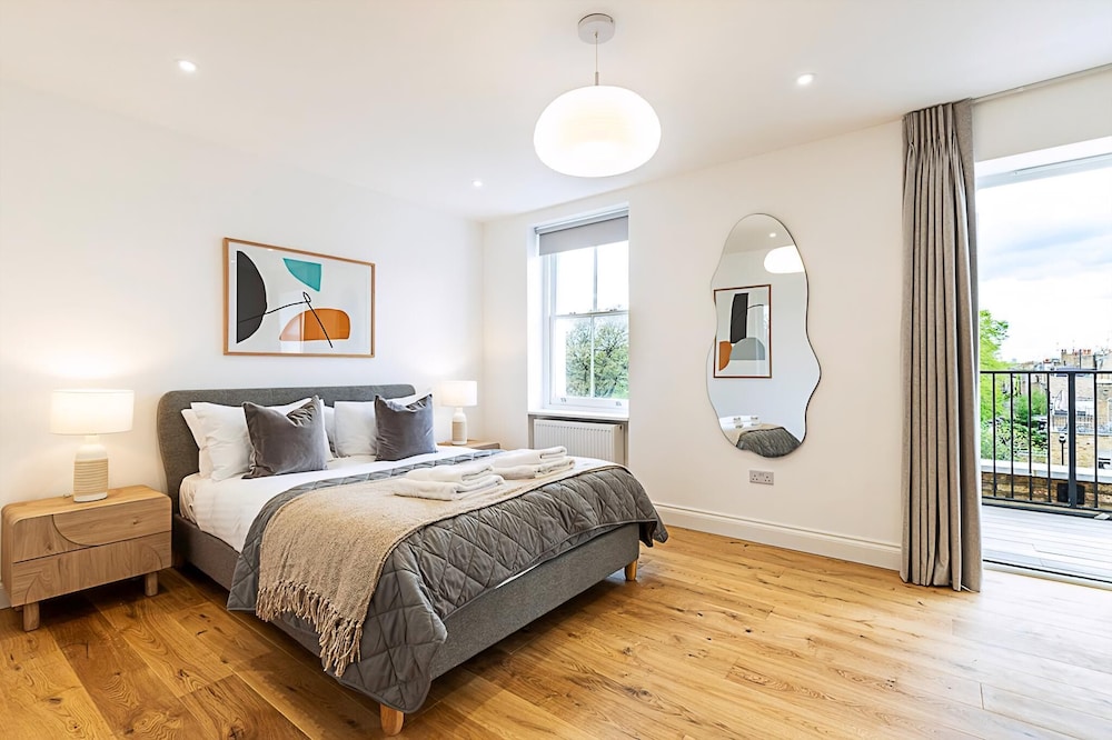 Light & Luxury Chelsea Apartment: Private Balcony!
