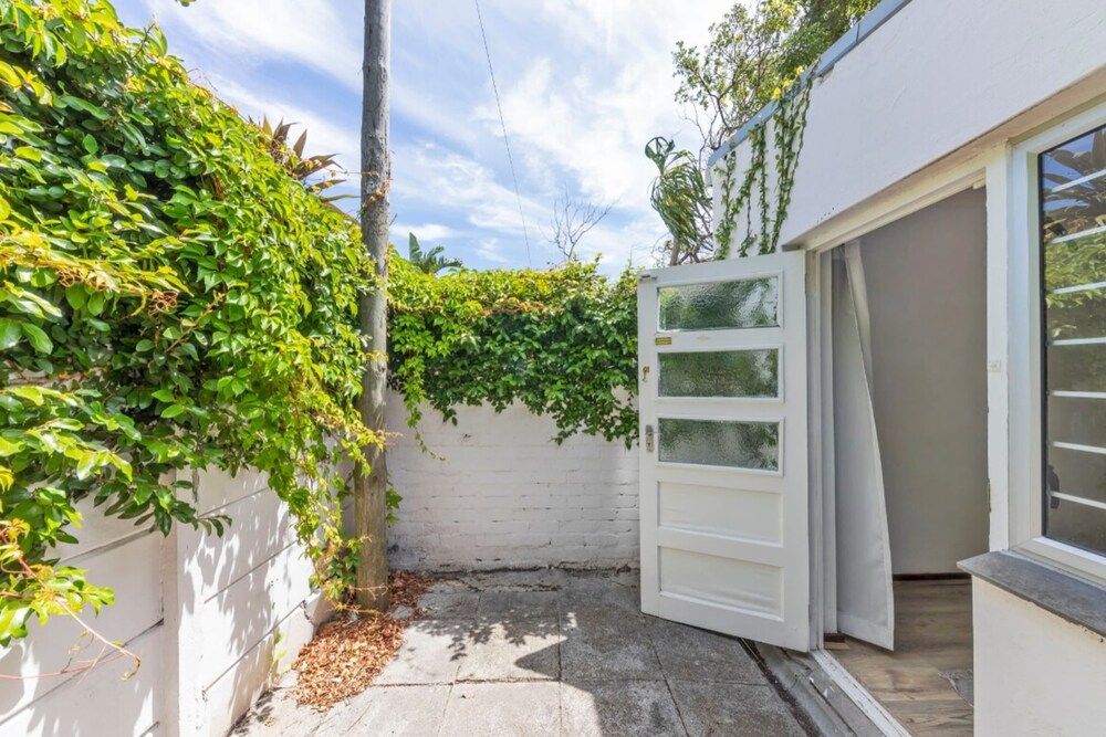 Peaceful 1BD Flat w/ Private Gardenrondebosch