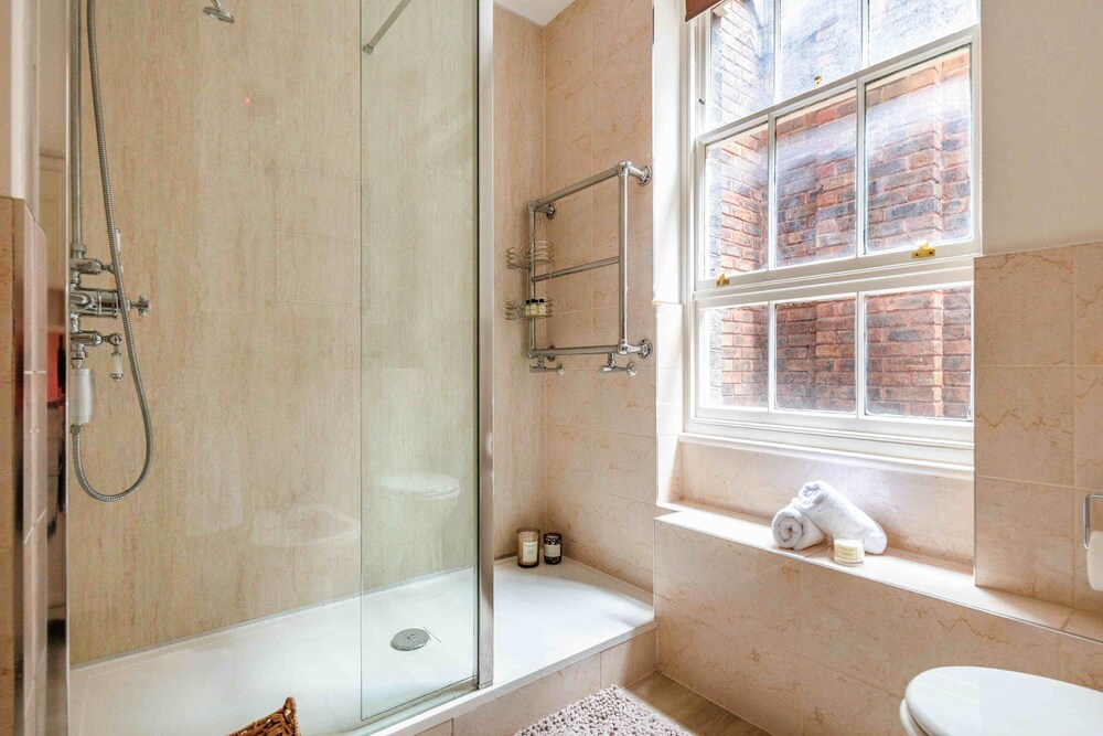 Stylish 3BR 2BA in Mayfair by Hyde Park