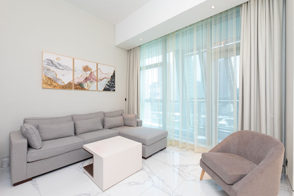 SIMPLY COMFORT Urban Chic Suites in J One Tower City & Canal Views