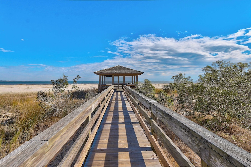 Beachside Boardwalk & Views Pool + Hot Tub 202 on the Sound