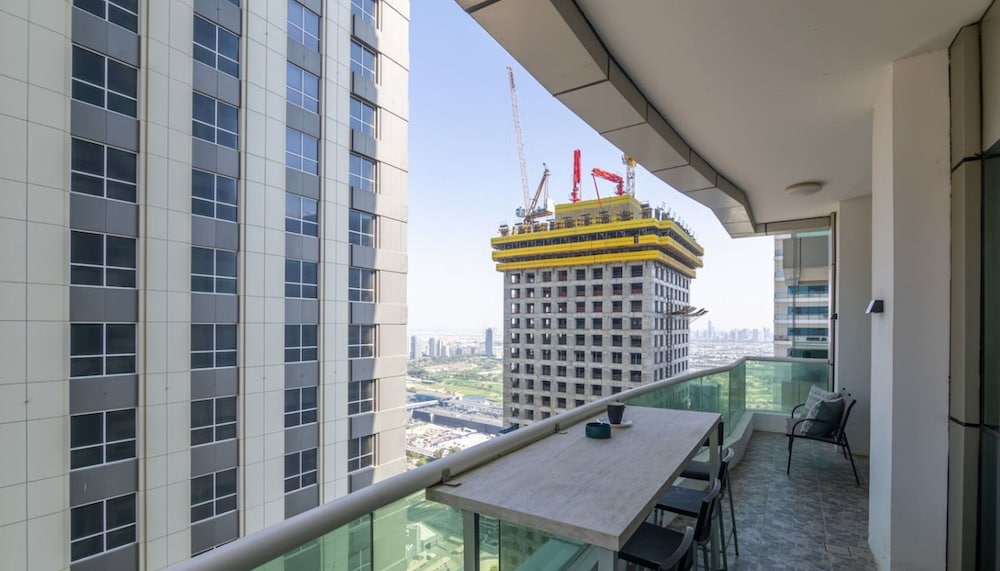 Luxury 1BR in Marina High-rise Living With Views