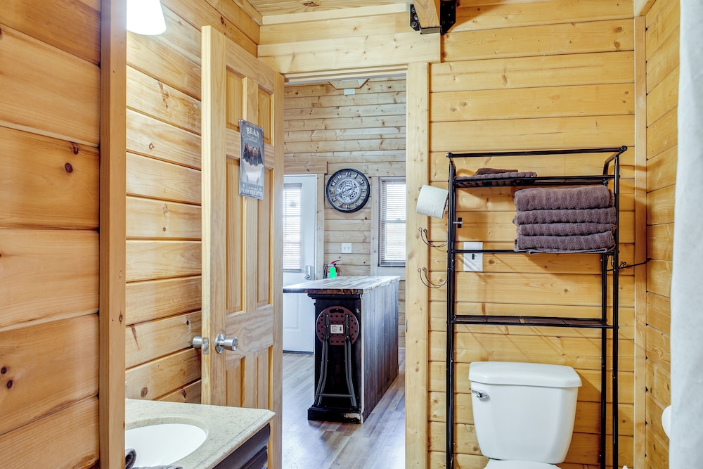 Fire Pit + Pool Access: Cozy Cabin in Sevierville!