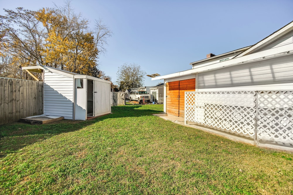 1 Mi to Dtwn: Remote Work-friendly Apt in Hampton!