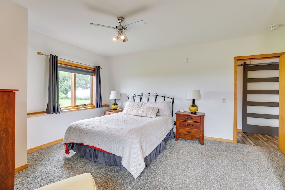 Outdoor Oasis: Luxe Flat in Mt Horeb!