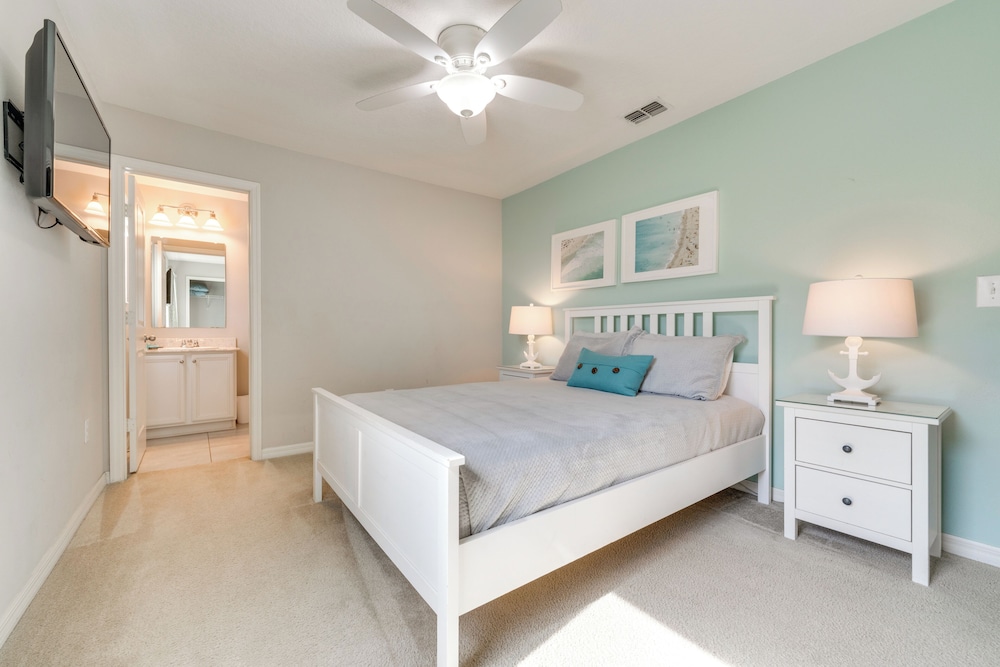 4 Mi to Wdw: Sleek Townhome w/ Community Pool!