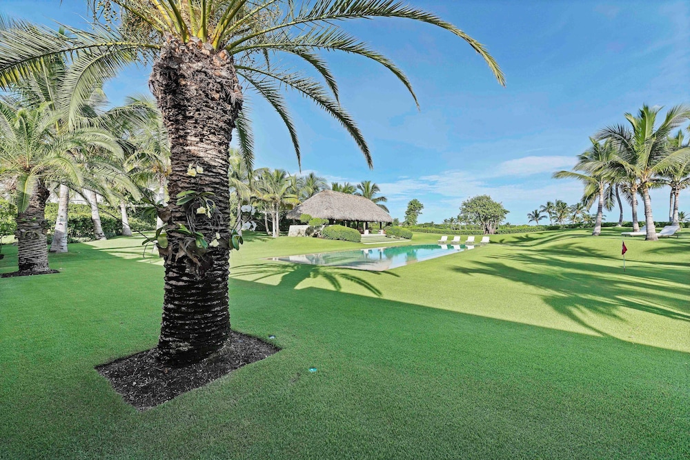 Magnificent 5BR Modern Tropical Villa With Pool