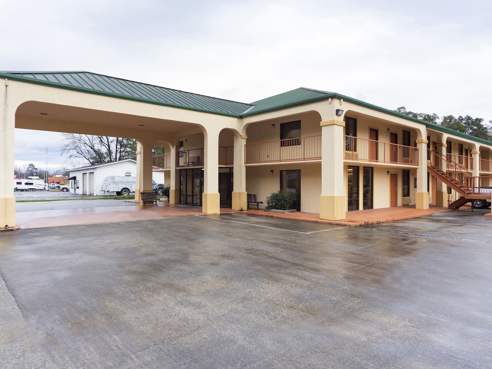 Days Inn & Suites by Wyndham Brewton