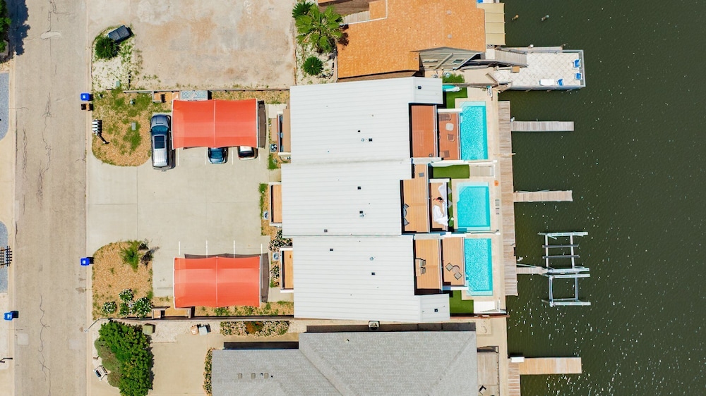 Waterfront Condo With Rooftop + Pool + Boat Slips