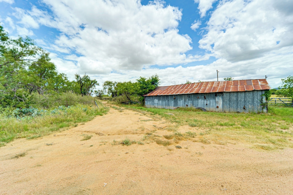 20-acre Property w/ Trail: Hill Country Hideaway!