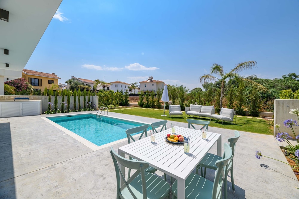 By The Beach - Blue Topaz Villa