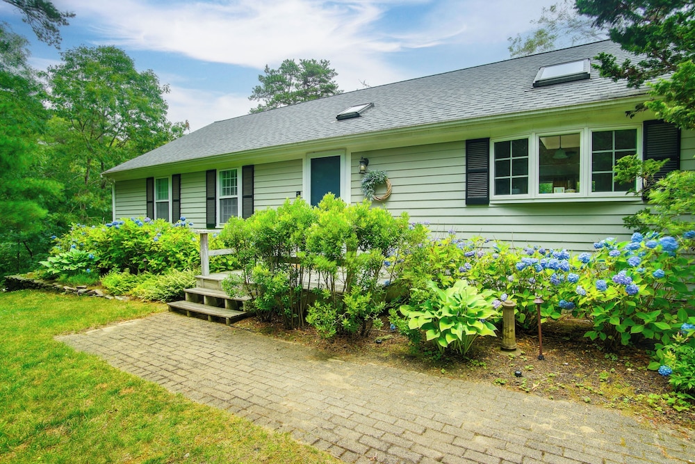 Furnished Deck: Retreat on Mashpee River!
