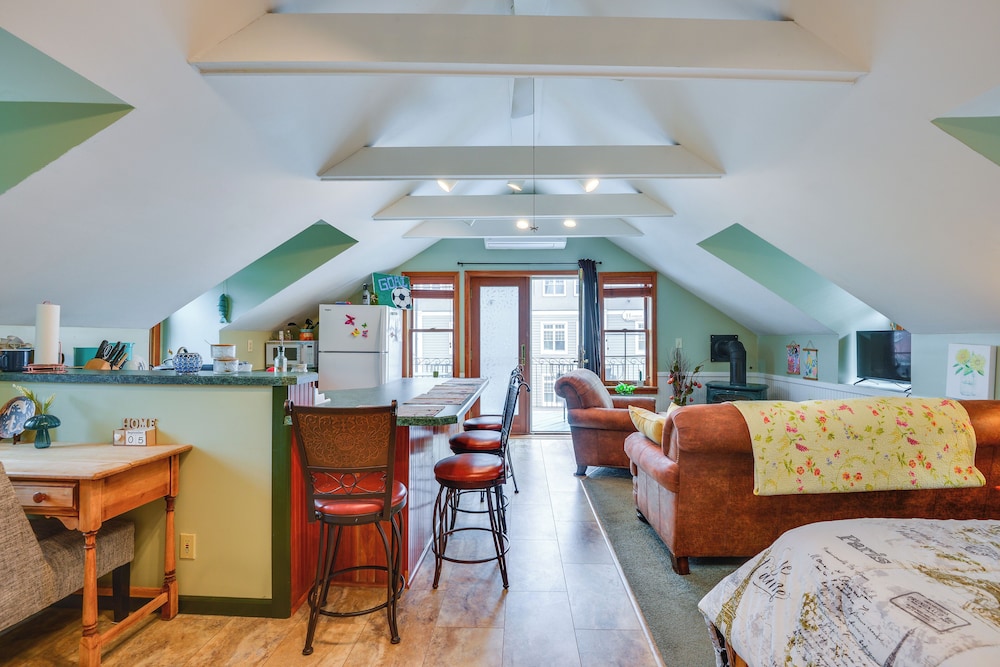 Walk to Marina: Dog-friendly Lake Ontario Studio