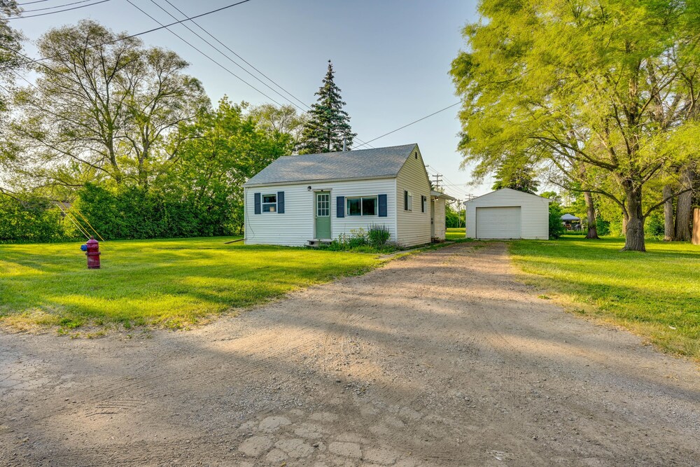 Cozy Home w/ Backyard ~ 3 Mi to Downtown Saginaw! view 2