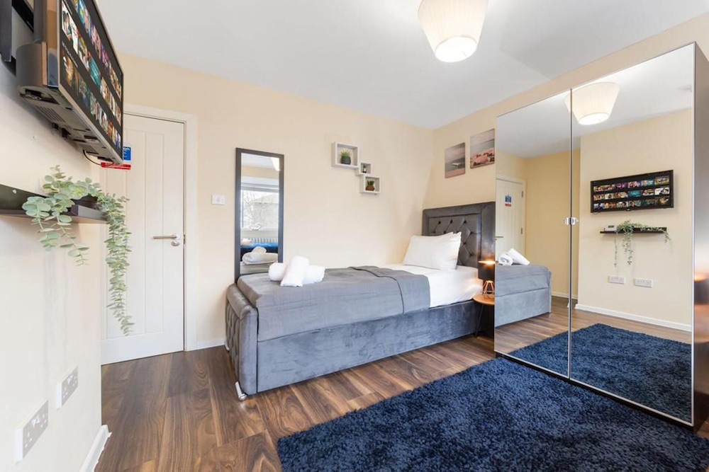Spacious Sleeps 3 Ensuite Room In Twickenham TW7 view 4