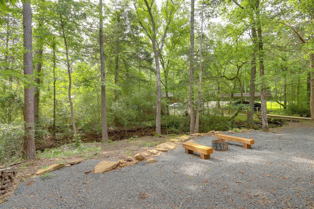 < 1 Mi to Devils Fork Recreation Area: Cozy Cabin!