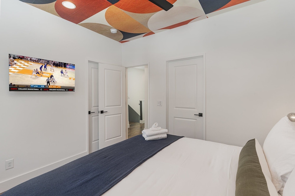 Groovy -rooftop Patio w/ Hot Tub -mins to Broadway