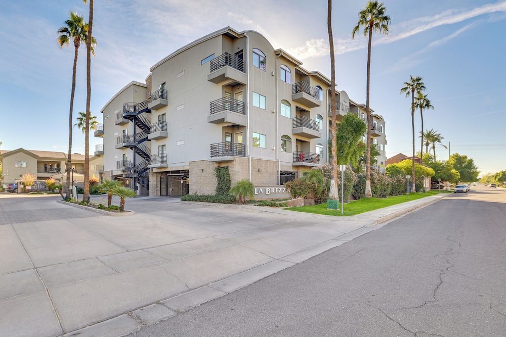 < 1 Mi to Biltmore Fashion Park: Condo w/ Pool!