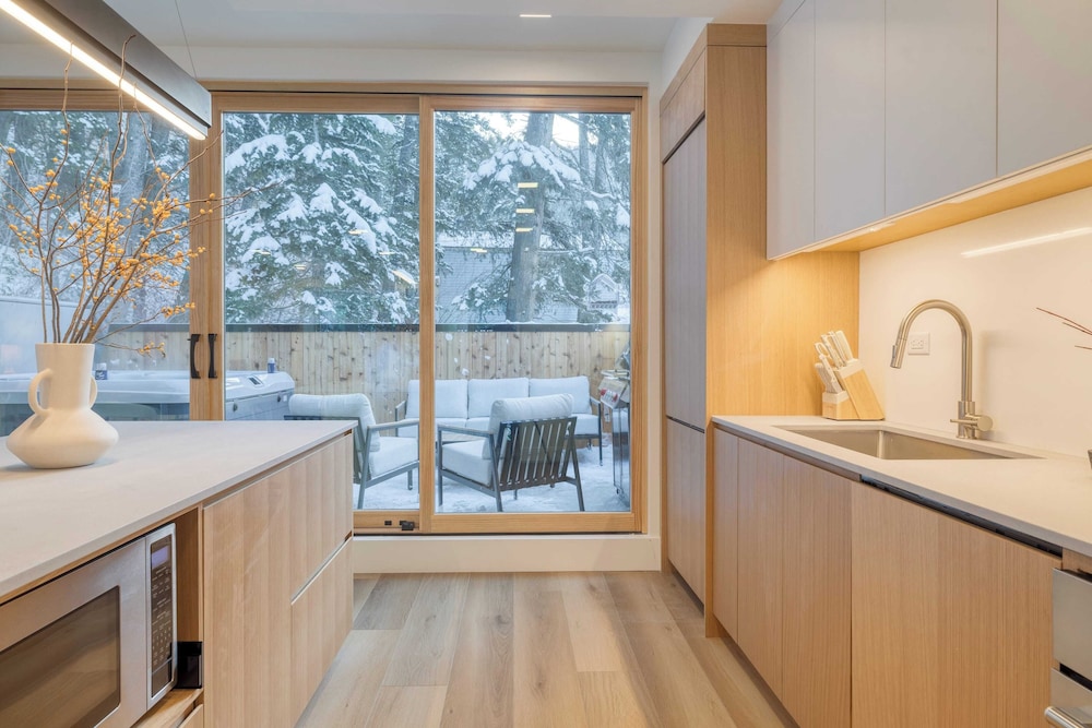 Parkview Mountain House Luxury Ski Home w/ Hot Tub Near Trails & Downtown