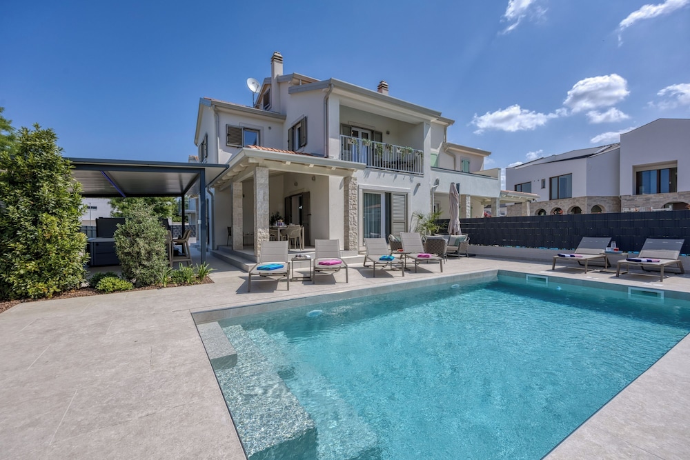 Villa Aria With Pool and Whirlpool
