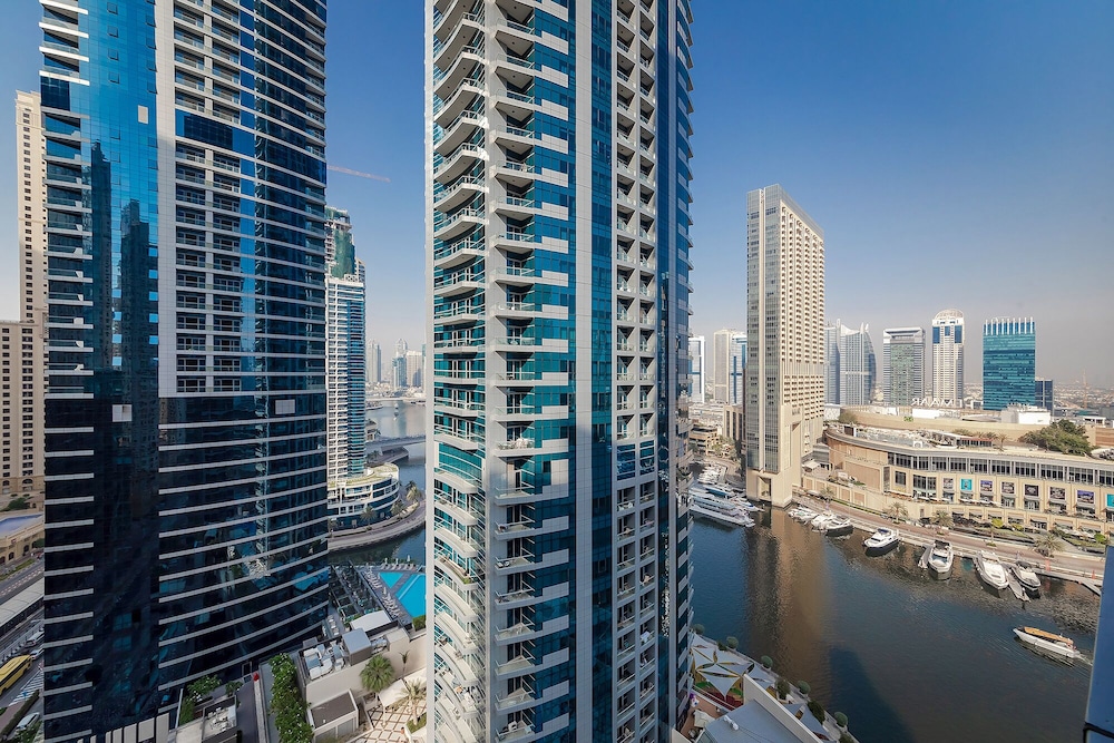 Handsome 1BR in Bay Central Tower