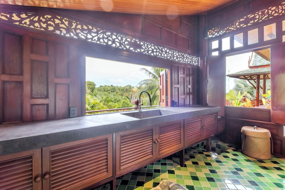 6BR Villa Huge Pool & Mountain View V89