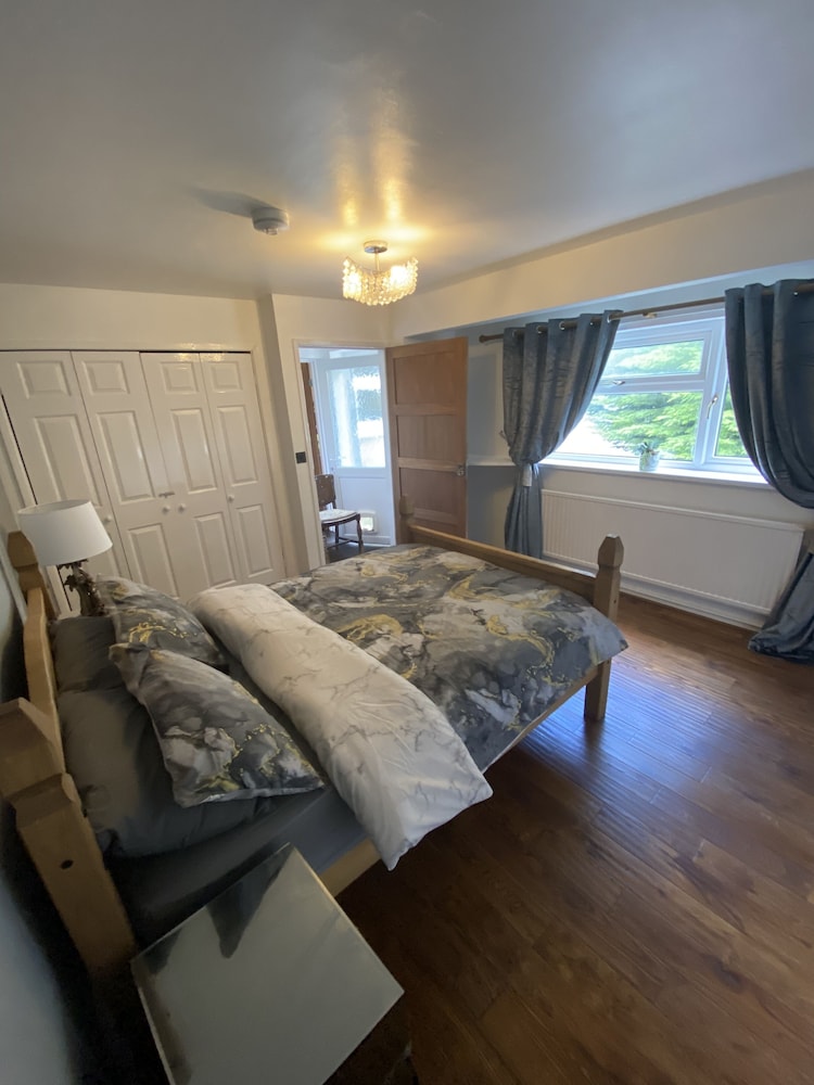 Stunning Beautiful 4-bed House in South Wales view 4