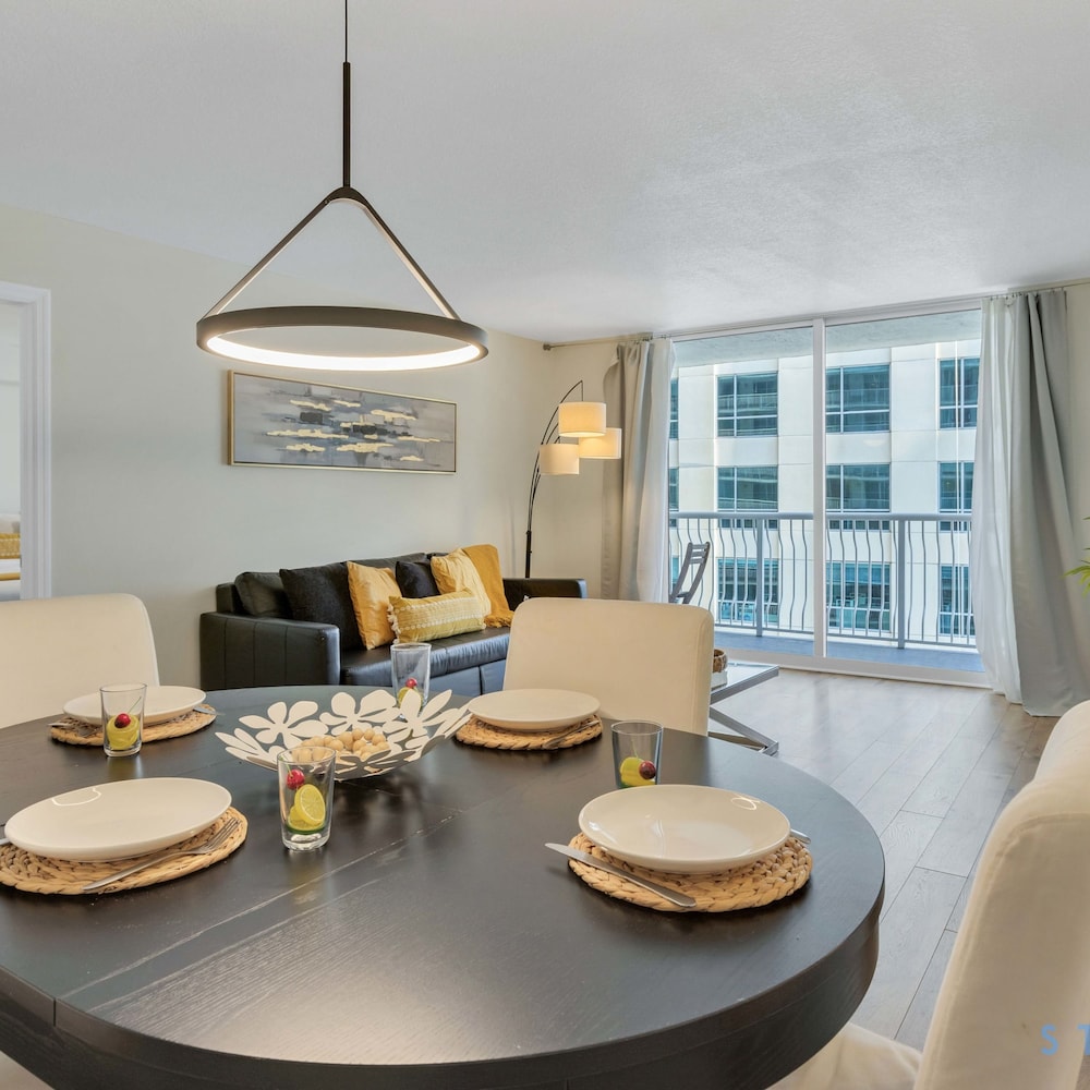 Modern 1-br Condo in Upscale Brickell Locale