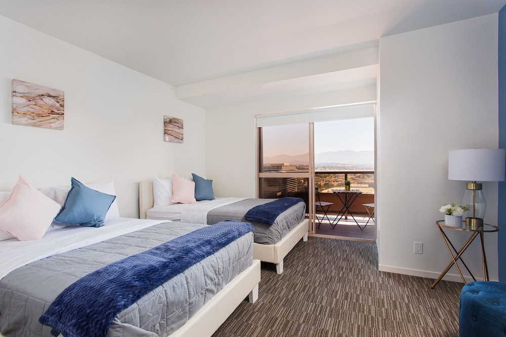 New Urban Downtown LA Luxury Apartment - Image 2