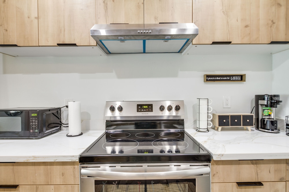 4 Mi to French Quarter: Walkable Apt w/ Yard