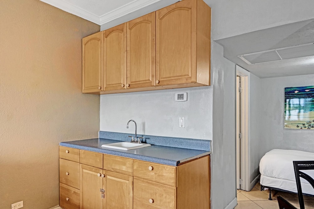 Gorgeous Gem, Walk From the Ocean!! - Image 2