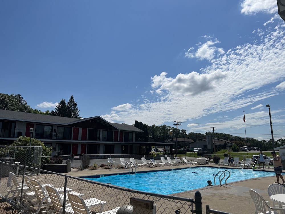 All Star Inn & Suites