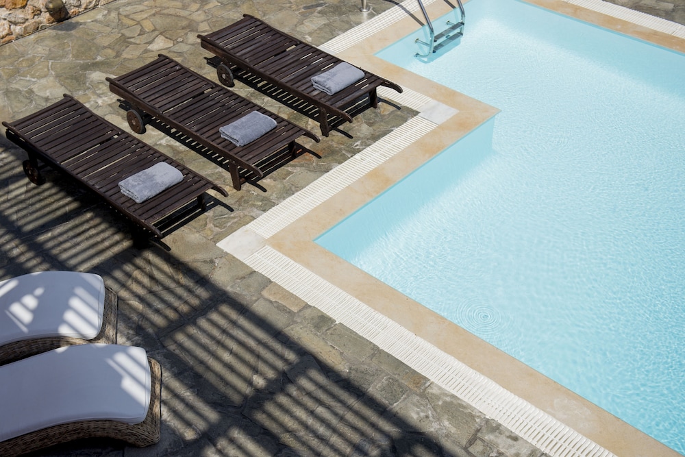 Earino Suites & Villas
