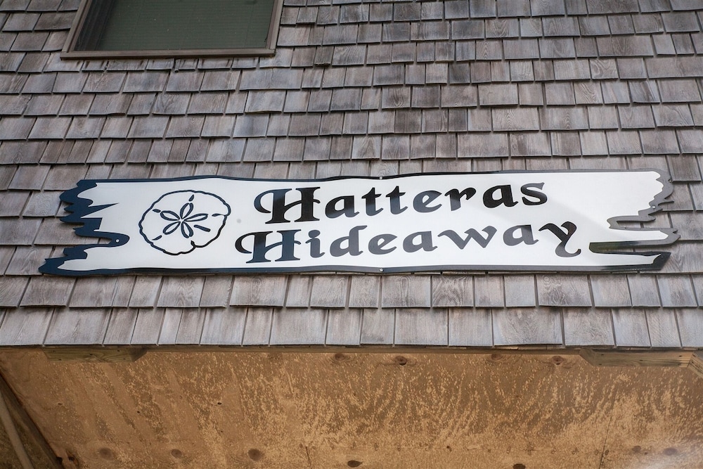 Hatteras Hideaway 3 Bedroom Cottage by RedAwning