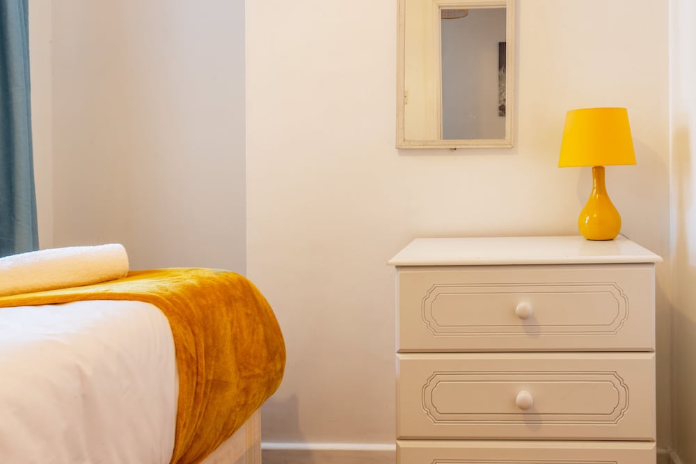 Stylish 3-bed House With Free Parking & Wifi view 4
