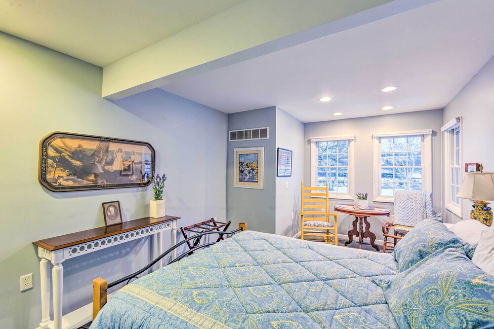 Elegant Stone Cottage: Steps to Crystal Lake Beach view 4