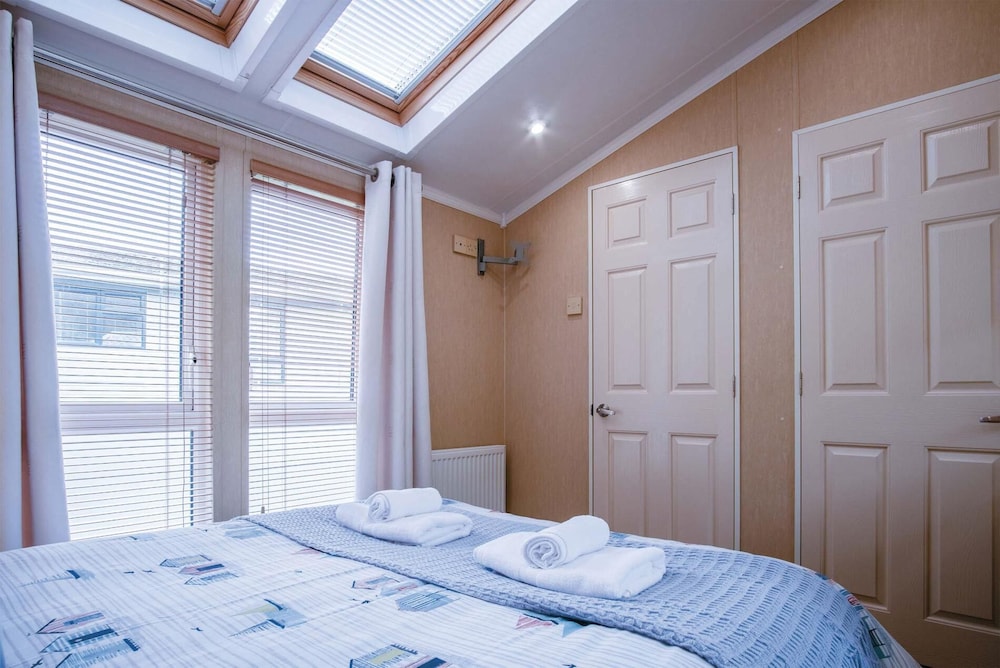 3 Manor Lodge - 2 Bedroom Lodge - Pendine view 5