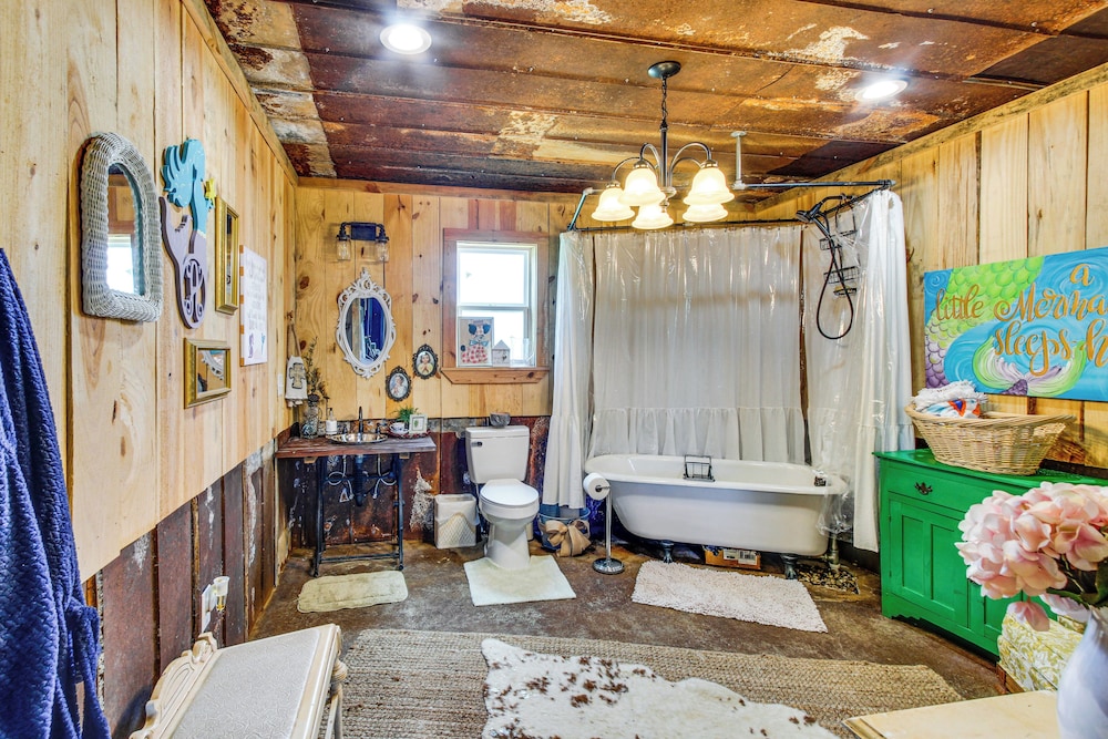 BBQ Ready: Farm-style Kinston Hideaway w/ Pool