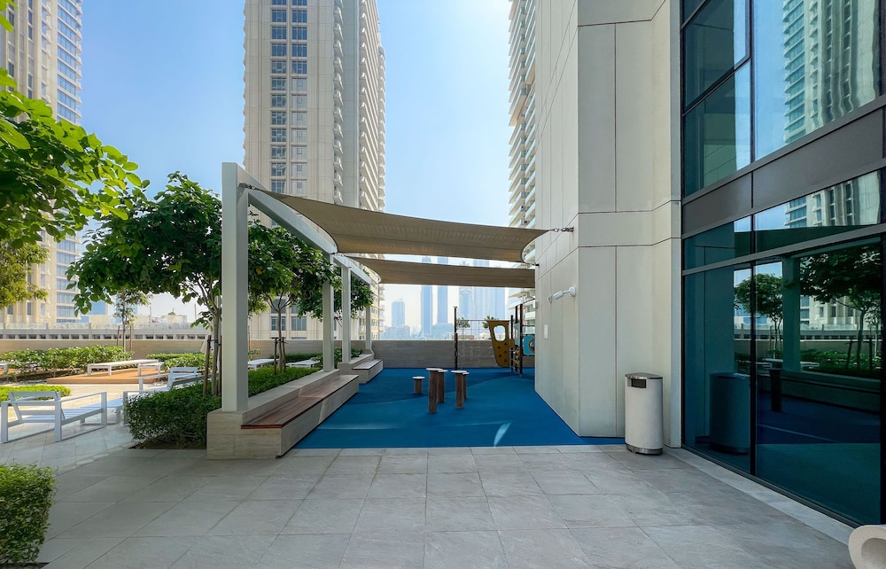 Stylish 2BR in Emaar Beach Front w/ Private Beach