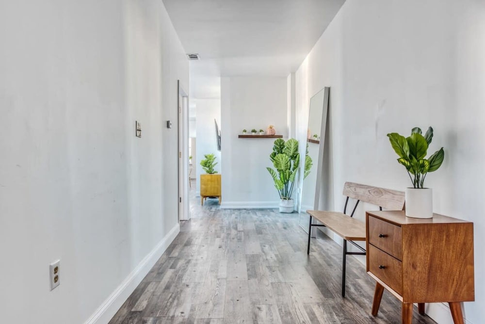 Stairway 3BR Apt w W D Ideal for Groups view 3
