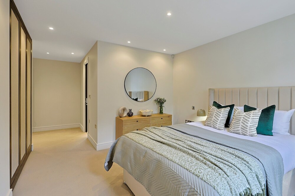 Luxe Home With Cinema Room - South Kensington