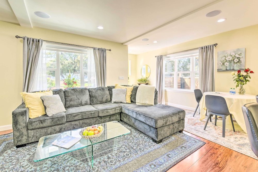 Sunny Oakland Retreat w/ Patio & Cute Garden!