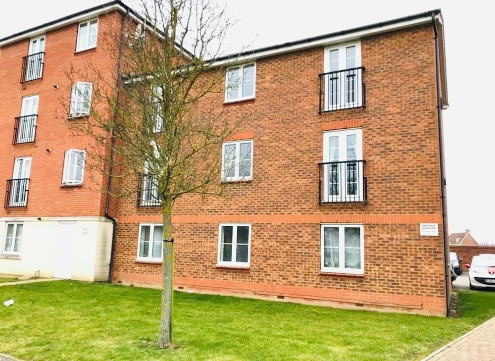 2 Double Bed Flat, En-suite, Top Floor, With Private Parking