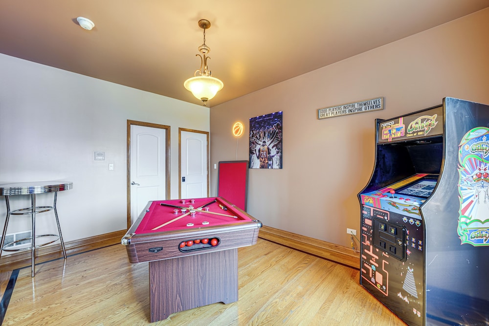 Game Room & Deck: Family Home in Chicago Area!