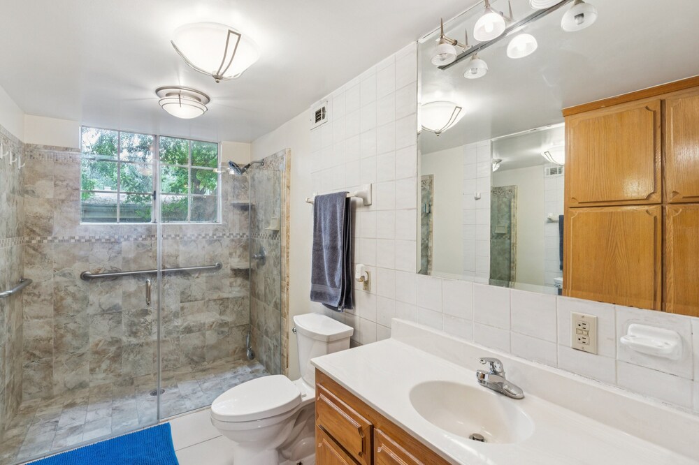 Russell House Near Hollywood & Griffith Park 3 Bedroom Home