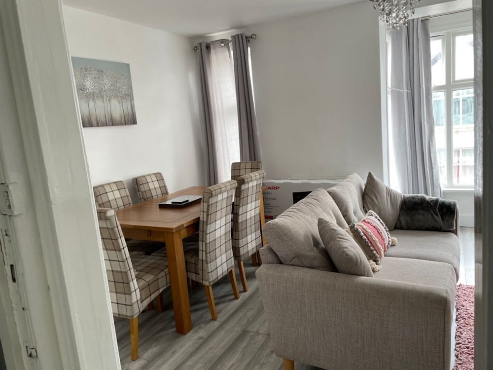 Luxury Stay in the Heart of Porthcawl view 5
