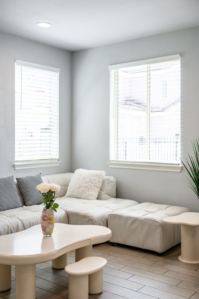 Modern Spacious Home Bright Family Group Friendly