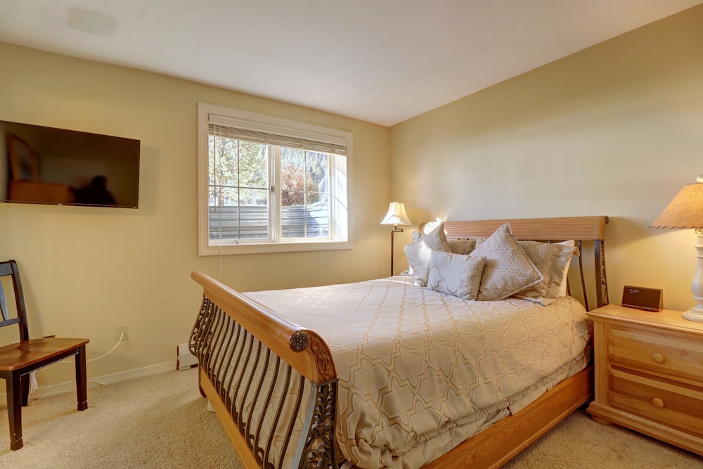 Spacious Slope-side Ski-In Ski-Out Town Home, Private Garage - ER12 by Redawning view 3